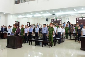 Quang cảnh phiên tòa