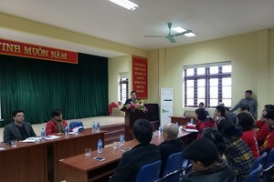 Ông Nguyễn Hoàng Giáp, Phó Chủ tịch UNND quận Đống Đa trao đổi với người dân