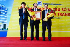 Nam A Bank được trao danh hiệu Tập thể lao động xuất sắc 