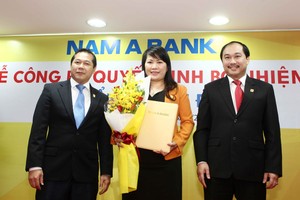 Ông Nguyễn Quốc Toàn, Chủ tịch HĐQT (ngoài cùng bên trái) và ông Trần Ngô Phúc Vũ, Thành viên HĐQT, nguyên Tổng giám đốc  trao quyết định cho bà Lương Thị Cẩm Tú, tân Tổng giám đốc Nam A Bank