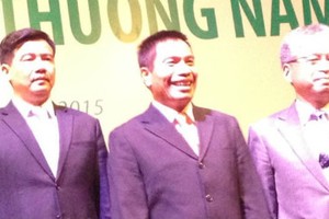 Ông Cao Xuân Ninh (đứng giữa)