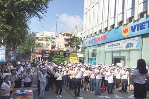 Hàng trăm nhân viên VietBank ra đường tiếp thị