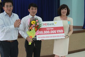 HDBank tài trợ 300 triệu đồng cho Sở y tế TP.HCM