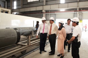 Ông Võ Quốc Thắng (ngoài cùng bên trái) Ông Võ Quốc Thắng - Chủ tịch HĐQT Đồng Tâm Group, giới thiệu đến ông 
Phạm văn Rạnh - Uỷ viên BCH TW Đảng, Bí thư Tỉnh ủy, Chủ tịch HĐND Tỉnh 
Long An cùng khách hàng khi tham quan Nhà máy sản xuất Cọc Bê tông ly 
tâm.