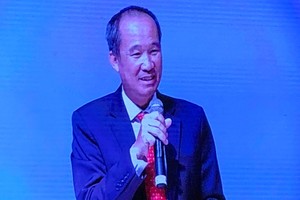 Ông Dương Công Minh trả lời cổ đông tại Đại hội đồng cổ đông thường niên 2018 Sacombank sáng 20/4