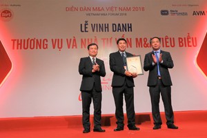 Ông Lê Thành Trung, Phó tổng giám đốc HDBank nhận giải “Doanh nghiệp có chiến lược M & A tiêu biểu Nhất của Thập kỷ (2009- 2018