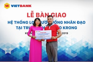 Vietbank “cõng” nước sạch lên bản cho đồng bào Ba Na