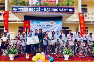 Eximbank tặng quà cho học sinh nghèo ở Hải Dương