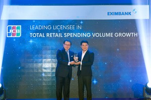 Ông Kimihisa Imada – Giám đốc Điều hành Tổ chức thẻ quốc tế JCB International (bên trái) trao tặng giải thưởng “Ngân hàng dẫn đầu về doanh số chi tiêu thẻ” cho đại diện Eximbank – Ông Nguyễn Hoàng, Giám đốc Trung Tâm Thẻ Eximbank.