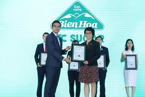 Bà Dương Thị Tô Châu - Phó tổng giám đốc TTC Sugar nhận giải