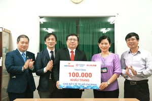 Vietbank, Hoa Lâm và Kohnan đến từ Nhật Bản tài trợ 100.000 khẩu trang cho Sở Y tế TP.HCM