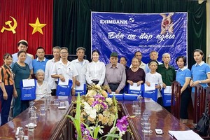 Cán bộ nhân viên Eximbank trao tặng phần quà cho các gia đình chính sách có công với Cách mạng.