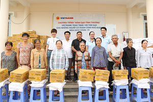 100 tấn gạo từ Vietbank được trao tặng đến các gia đình gặp khó khăn