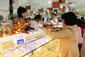 Ngân hàng Nhà nước Chi nhánh TP.HCM khuyến cáo doanh nghiệp cảnh giác "cò" cấp giấy chứng nhận kinh doanh vàng trang sức
