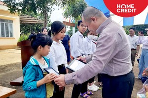 Home Credit Việt NAm hỗ trợ cho học sinh tại tỉnh Đắk Lắk