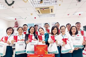 Công đoàn viên, người lao động Phòng Marketing nhận quà Tết và hỗ trợ từ Công đoàn cơ sở