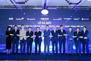 Ông Lê Huy Dũng - quyền Tổng giám đốc Vietbank (thứ 2 từ trái qua) cùng Đại diện Ngân hàng Nhà nước và các ngân hàng tại lễ ra mắt