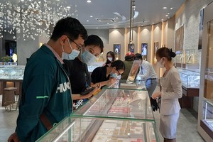 Vàng trong nước cao hơn thế giới 8 triệu đồng/lượng, kéo tỷ giá tự do tăng mạnh