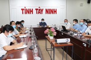 Phó chủ tịch UBND tỉnh Tây Ninh Trần Văn Chiến chủ trì cuộc họp cho ý kiến xây dựng Bệnh viện dã chiến số 01 điều trị bệnh nhân Covid-19 tại Khu công nghiệp Thành Thành Công