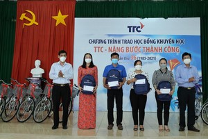 TTC đã trao tặng tượng trưng 585 suất học bổng đến đại diện các trường và sau khi dịch bệnh Covid-19 được kiểm soát, các trường sẽ trao lại cho các em học sinh tại huyện Mỏ Cày Nam, Mỏ Cày Bắc và Thạnh Phú