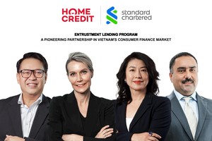 Từ trái sang phải: Ông Phạm Ngọc Khang – Giám đốc Tài chính Home Credit Việt Nam, Bà Annica Witschard - Tổng Giám đốc Home Credit Việt Nam. Bà Michele Wee – Tổng Giám đốc Ngân hàng Standard Chartered Việt Nam, Ông Harmander Mahal - Giám đốc khối Ngân hàng bán lẻ, khối Dịch vụ khách hàng ưu tiên, khối Doanh nghiệp vừa và nhỏ tại Việt Nam và nhóm 4 nước châu Á, Ngân hàng Standard Chartered