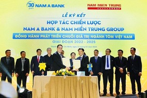 Nam A Bank bắt tay Nam Miền Trung phát triển chuỗi giá trị ngành tôm