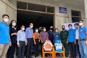 Hộ ông Nguyễn Thiện và hộ bà Trần Thị Giang là 2 hộ nghèo của tỉnh Quảng Bình trong số 10 hộ được hỗ trợ xây dựng nhà tình thương đợt này