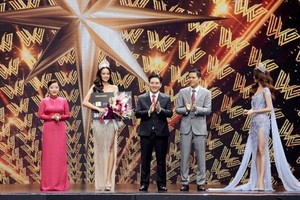 Ông Trần Khải Hoàn, Phó Tổng Giám đốc thường trực Nam A Bank trao thưởng cho Tân HHHV Việt Nam 2022