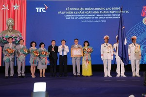 Đại diện Ban lãnh đạo Tập đoàn TTC đón nhận Huân chương Lao động hạng Ba vì những thành tích xuất sắc trong hoạt động sản xuất kinh doanh, đóng góp từ thiện xã hội, góp phần vào sự nghiệp xây dựng chủ nghĩa xã hội và bảo vệ Tổ quốc