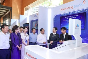 Ủy viên Bộ Chính trị, Thủ tướng Chính phủ Phạm Minh Chính cùng lãnh đạo Chính phủ, Ngân hàng Nhà nước tham quan gian hàng của KienlongBank
