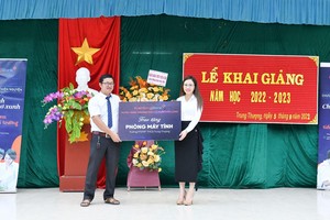 Bà Trần Thị Thu Hằng - Chủ tịch HĐQT Ngân hàng Kiên Long đại diện trao tặng Phòng máy tính cho Ban Lãnh đạo trường PTDTBT THCS Trung Thượng