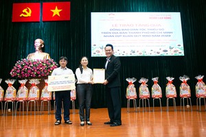 Ông Đặng Hồng Anh, Chủ tịch Hội Doanh nhân trẻ Việt Nam, Phó Chủ tịch Tập đoàn TTC trao tặng bảng biểu trưng tài trợ