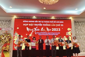 Bà Huỳnh Bích Ngọc - Phó Chủ tịch Thường trực Tập đoàn TTC (thứ 3 từ trái sang) là một trong những cá nhân đã được vinh dự đón nhận bằng khen của UBND tỉnh Bến Tre