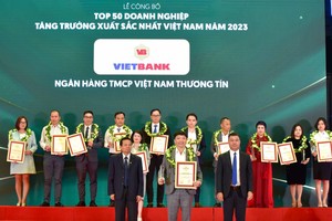 Ông Nguyễn Tiến Sỹ - Phó Tổng Giám đốc, đại diện Vietbank nhận danh hiệu Top 50 Doanh nghiệp tăng trưởng xuất sắc nhất Việt Nam 2023.