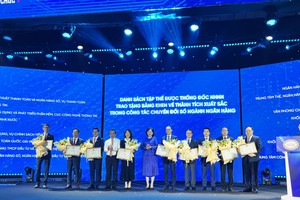 Ngân hàng Shinhan Việt Nam nhận bằng khen thành tích xuất sắc về chuyển đổi số từ Ngân hàng Nhà nước