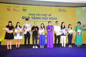 Bà Bùi Thị Ngọc Hiếu (áo dài tím) và các đơn vị đồng hành chụp ảnh lưu niệm cùng các thí sinh đạt giải nhất, nhì, ba trong bảng Quà tặng Hội Nghị