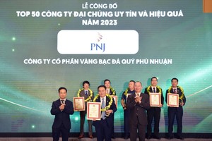 Ông Lê Trí Thông - Phó chủ tịch HĐQT kiêm Tổng giám đốc PNJ - đại diện PNJ nhận chứng nhận và kỉ niệm chương Top 50 Công ty Đại chúng uy tín và hiệu quả năm 2023
