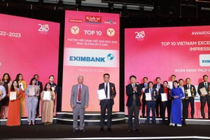Ông Nguyễn Cảnh Anh (chính giữa), thành viên HĐQT đại diện Eximbank nhận chứng nhận Top 10 Thương hiệu mạnh – Tăng trưởng ấn tượng năm 2023. Ảnh: Eximbank