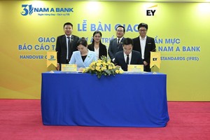 Đại diện Nam A Bank và EY Việt Nam ký kết bàn giao Giao phẩm Dự án Triển khai chuẩn mực báo cáo tài chính quốc tế IFRS