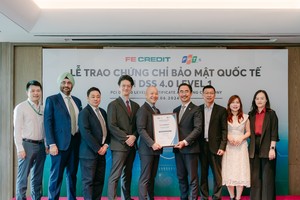 Ban lãnh đạo FPT IS trao chứng nhận PCI DSS 4.0 – Level 1 đến Ban lãnh đạo FE CREDIT. Ảnh: FE CREDIT.