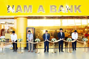 Đại diện Nam A Bank và khách mời cắt băng khai trương Nam A Bank Premier Lounge Đà Nẵng.