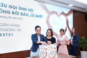 Ban lãnh đạo cùng cán bộ nhân viên Vietbank chung tay quyên góp ủng hộ đồng bào