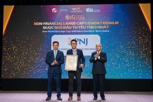 Đại diện PNJ nhận giải Doanh nghiệp niêm yết có hoạt động IR được nhà đầu tư yêu thích nhất 2024 (Ảnh: Việt Hùng)