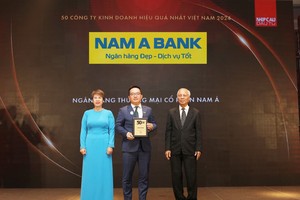 Đại diện Nam A Bank - Ông Võ Hoàng Hải, Phó Tổng Giám đốc nhận danh hiệu Top 50 Công ty kinh doanh hiệu quả nhất Việt Nam năm 2024