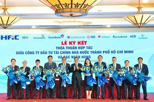 Ông Nguyễn Đức Thái Hân, Phó tổng giám đốc ACB (thứ 3 từ trái sang) tại lễ ký kết. Ảnh: HFIC