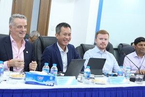 Nhóm chuyên gia đến từ mạng lưới toàn cầu của KPMG (từ trái sang): Ông Antony Ruddenklau – Trưởng Bộ phận FinTech Toàn cầu, Trưởng Khối Dịch vụ Tài chính, KPMG Singapore; Ông Phạm Đỗ Nhật Vinh – Trưởng Khối Tư vấn Ngành Tài chính – Ngân hàng, KPMG Việt Nam; Ông Dan Marsh – Phó Giám đốc – Trưởng Bộ phận Trung tâm Ngân hàng Số Toàn cầu, KPMG Toàn cầu; Ông Saurabh Shukla – Trưởng Bộ phận Hiện đại hóa Core Banking Toàn cầu, KPMG Úc.