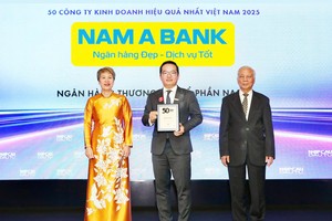 Đại diện Nam A Bank, ông Võ Hoàng Hải – Phó tổng giám đốc nhận danh hiệu Top 50 Công ty hoạt động hiệu quả nhất Việt Nam năm 2025