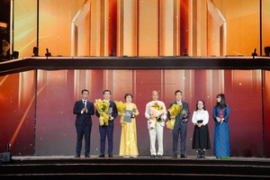 Bà Cao Thị Ngọc Dung (áo dài vàng) nhận bằng khen và cúp vinh danh từ BTC. Ảnh: Yến Linh