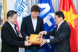 Đại diện PNJ và báo Tuổi Trẻ trao tặng tấm HCV 33 chỉ vàng 24K cho HLV Kim Sang Sik. Ảnh: Nam Trần.