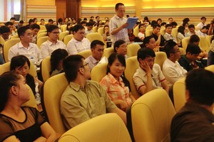 Các cổ đông chất vấn Ban lãnh đạo và điều hành tại ĐHCĐ